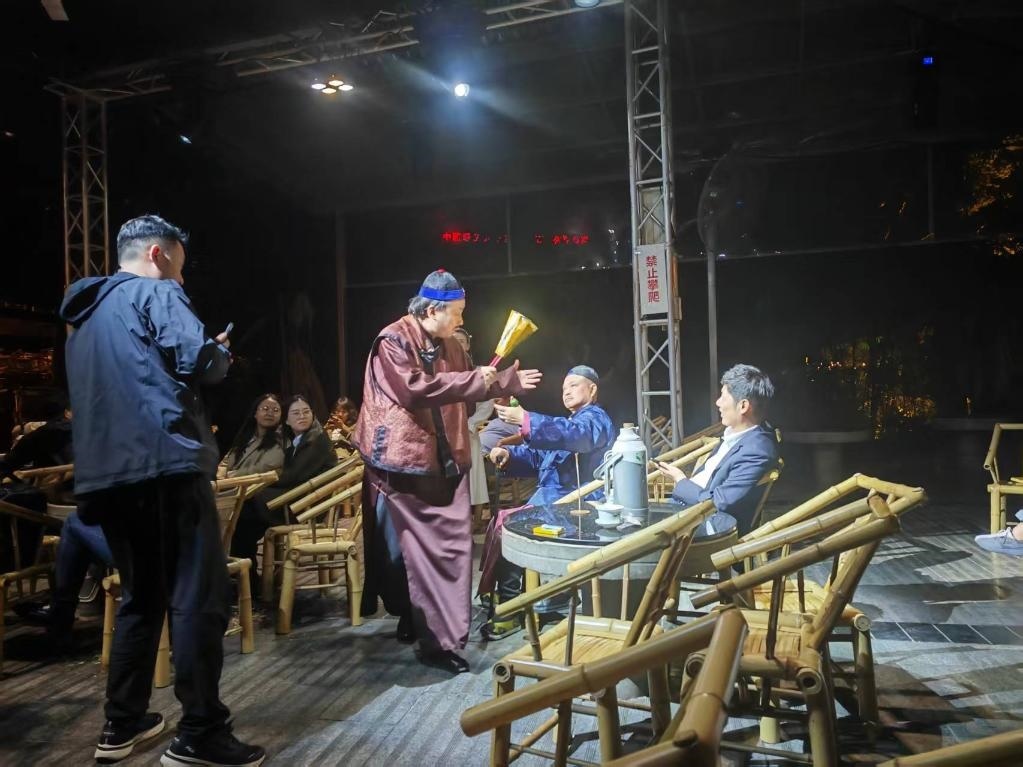 3月24日，《鶴鳴傳奇》在四川省成都市人民公園鶴鳴茶社演出。新華社記者 張海磊 攝