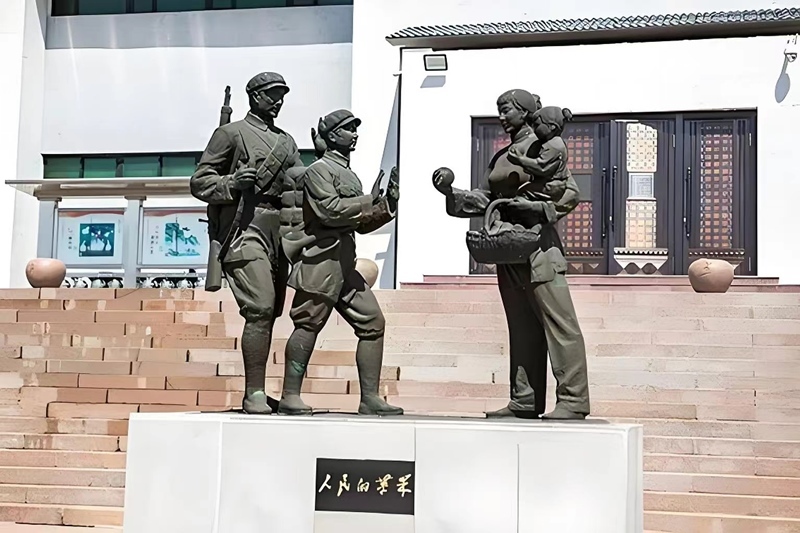 錦州蘋果廉政文化展覽館前的《人民的蘋果》主題雕塑。（由遼沈戰(zhàn)役紀(jì)念館供圖）