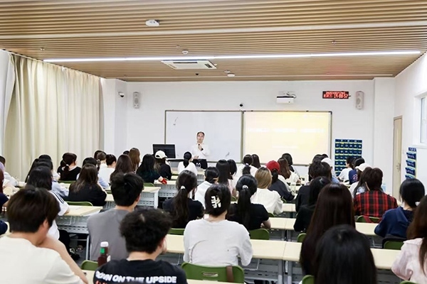 深圳職業(yè)技術(shù)大學(xué)黨委副書記、校長許建領(lǐng)為學(xué)生授課。學(xué)校供圖