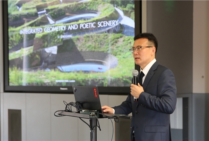 李興鋼院士做題為《勝景幾何》的主旨報告?；顒又鬓k方供圖