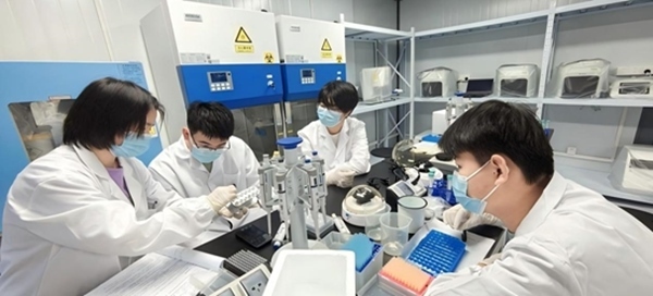 “個體基因解密實驗”預(yù)實驗課堂。東華大學(xué)供圖