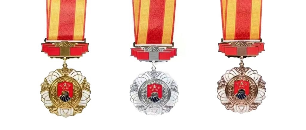 圖為戍守邊疆金質、銀質、銅質紀念章。（國家移民管理局供圖）