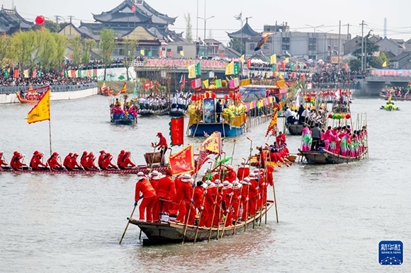 ?4月4日，選手在參加茅山會(huì)船盛會(huì) 。?新華社發(fā)（楊玉崗 攝）
