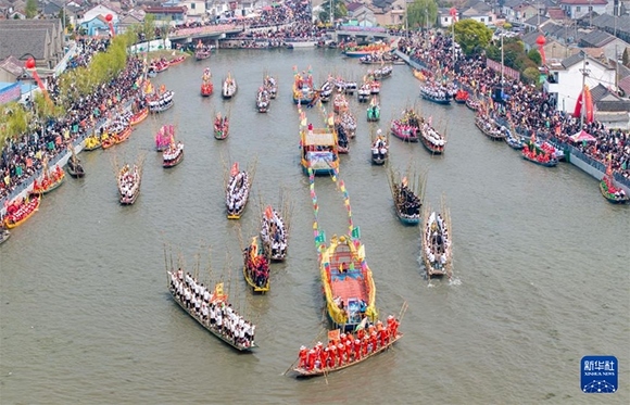 ?4月4日，選手在參加茅山會(huì)船盛會(huì)（ 無(wú)人機(jī)照片）。?新華社發(fā)（顧繼紅 攝）