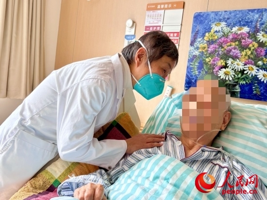 秦苑查房時(shí)詢問(wèn)患者情況。人民網(wǎng) 陳葉欣攝