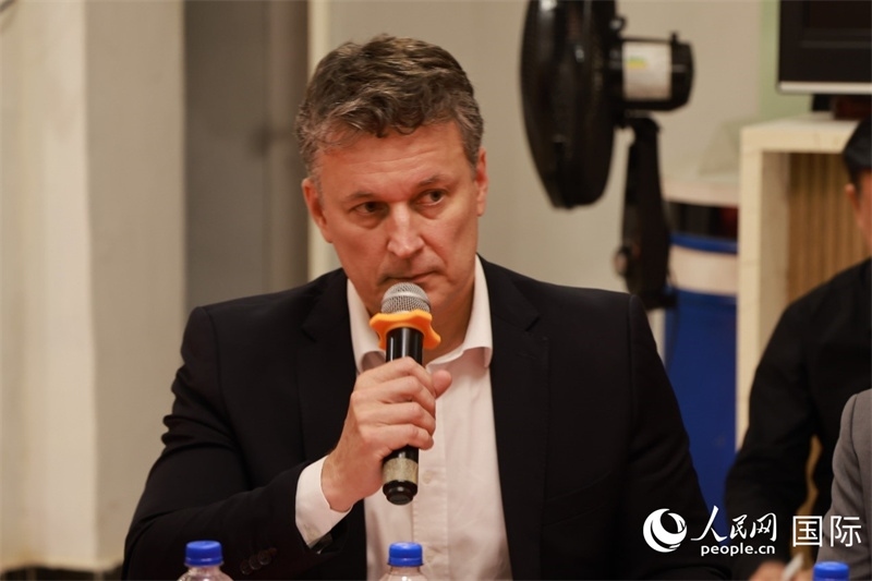 巴西中國友好協(xié)會主席恩里克·達諾布雷加在座談會上致辭。人民網(wǎng)記者 陳海琪攝