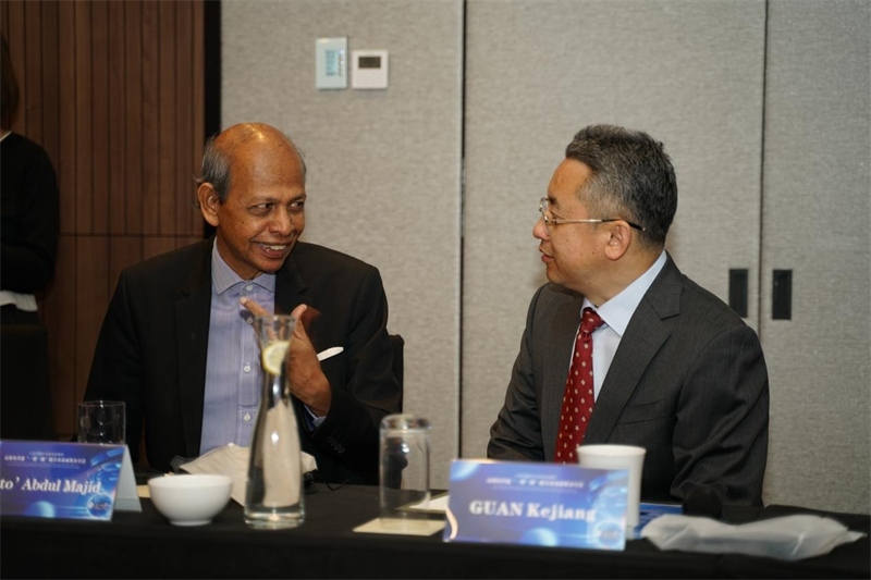 分享會(huì)現(xiàn)場，中方記者同與會(huì)代表進(jìn)行友好交流。林俊揚(yáng)攝