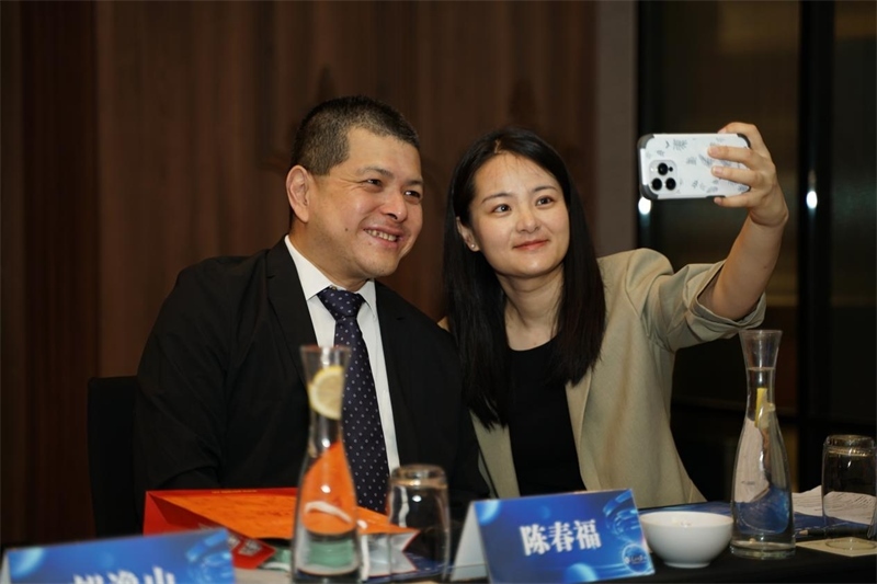 分享會(huì)上，中方記者同與會(huì)代表合影留念。林俊揚(yáng)攝