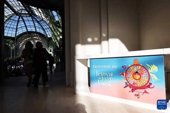 4月11日，人們在法國巴黎大皇宮參加2025巴黎書展。新華社記者 高靜 攝