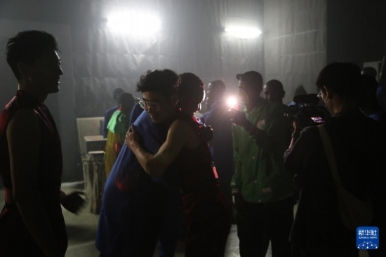 4月10日，在塞內(nèi)加爾首都達喀爾的國家大劇院，中央音樂學(xué)院進擊打擊樂團成員與塞內(nèi)加爾杜杜·恩迪亞耶·羅斯打擊樂團成員在演出后臺擁抱。新華社記者 司源 攝