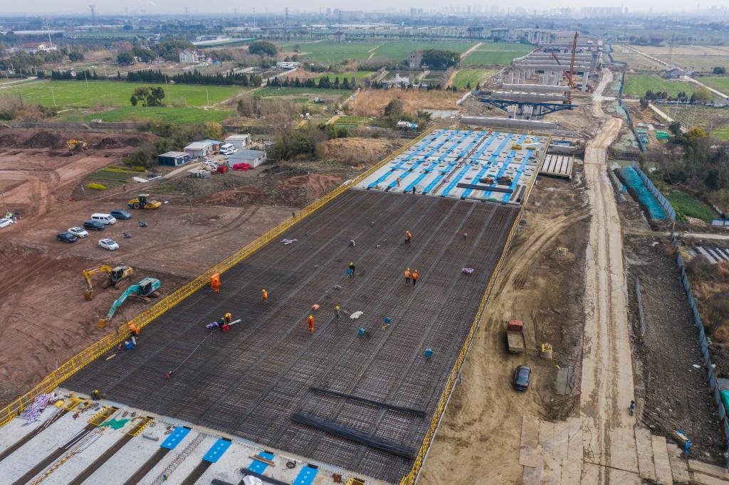 3月7日，在524國(guó)道秀洲王江涇至新塍公路工程TJ02標(biāo)段，作業(yè)人員正在進(jìn)行60米鋼混組合梁現(xiàn)澆橋面板鋼筋焊接及綁扎作業(yè)（無(wú)人機(jī)照片）。新華社記者 徐昱 攝