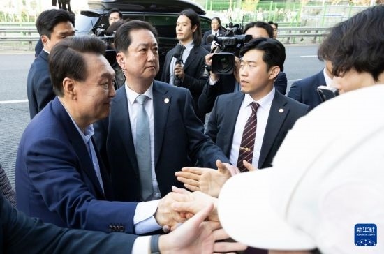 4月11日，韓國前總統(tǒng)尹錫悅（左一）在離開首爾漢南洞官邸時與支持者握手。新華社發(fā)（全休相攝）