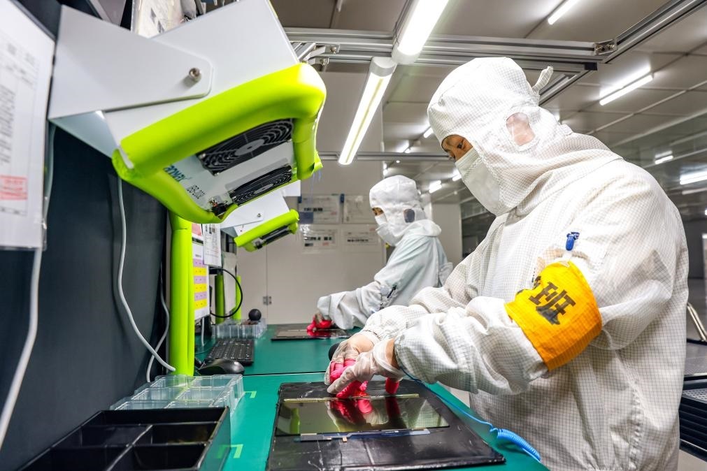 3月27日，在位于寧夏賀蘭工業(yè)園區(qū)的湯姆森電氣有限公司生產(chǎn)車(chē)間內(nèi)，工作人員制作硅膠絕緣護(hù)套。新華社記者 楊植森 攝