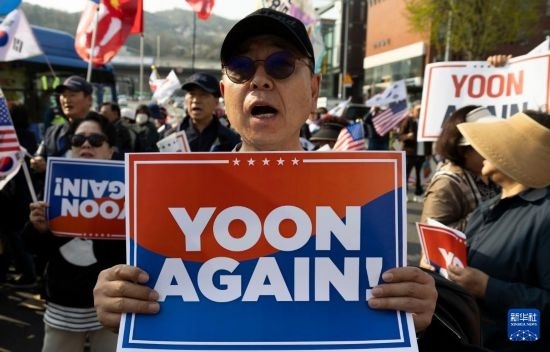 4月11日，在韓國首爾漢南洞官邸附近，支持者為韓國前總統(tǒng)尹錫悅送行。新華社發(fā)（全休相攝）