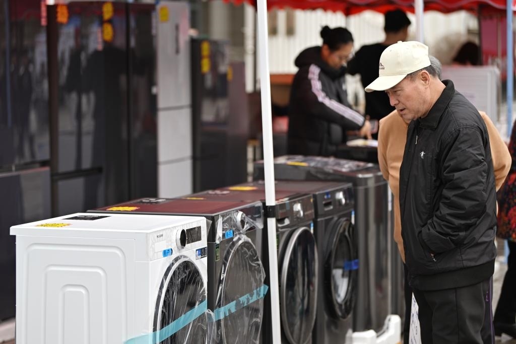 3月28日，天津市北辰區(qū)舉行2025年消費(fèi)品以舊換新惠民服務(wù)活動(dòng)，吸引眾多市民前來(lái)選購(gòu)。新華社記者 李然 攝