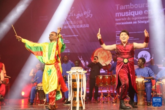 4月10日，在塞內(nèi)加爾首都達喀爾的國家大劇院，中央音樂學(xué)院進擊打擊樂團與塞內(nèi)加爾杜杜·恩迪亞耶·羅斯打擊樂團同臺演出。新華社記者 司源 攝