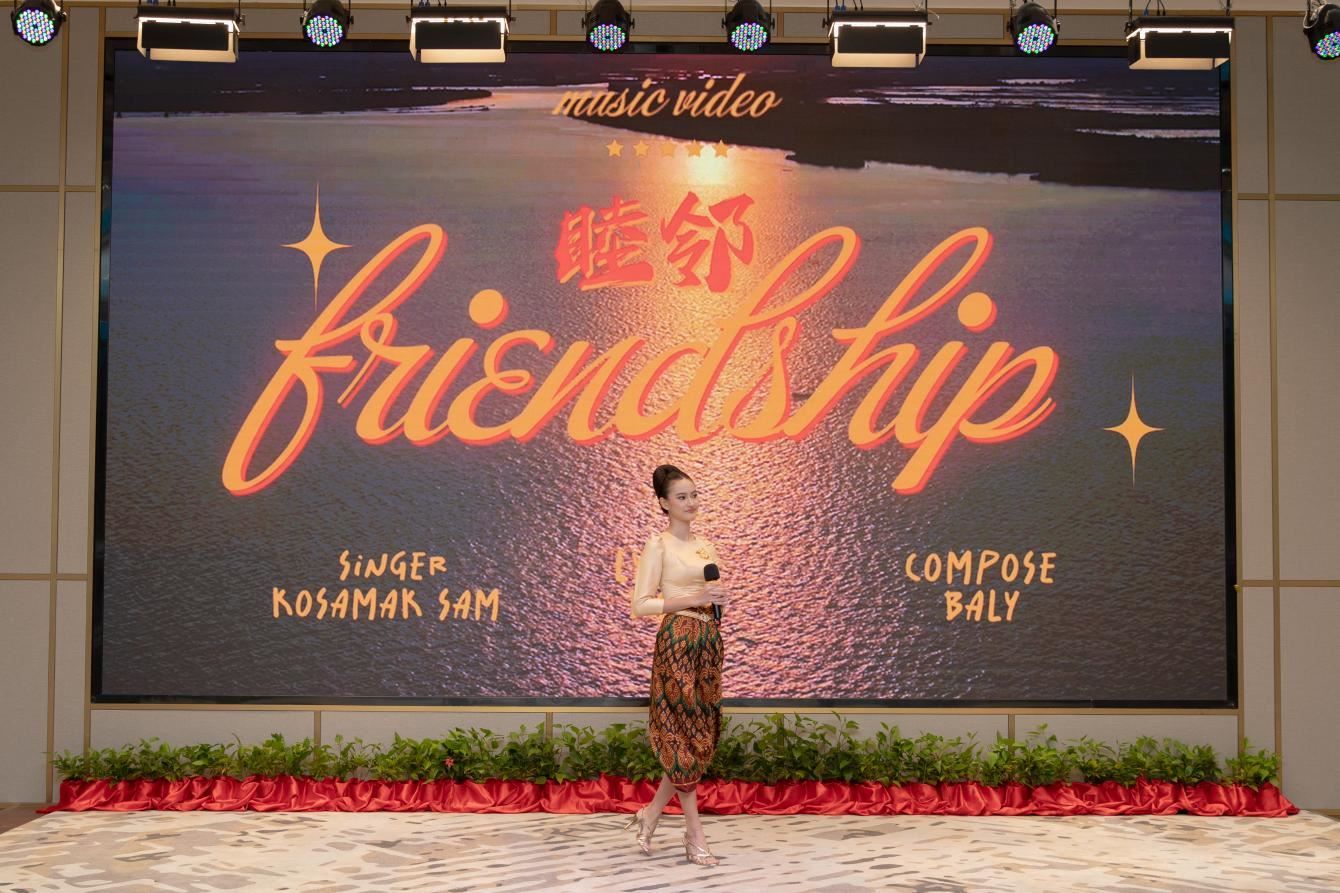 柬埔寨歌手珂撒瑪演唱紀錄片《睦鄰·柬埔寨》主題曲。柬埔寨數(shù)字電視有限公司供圖