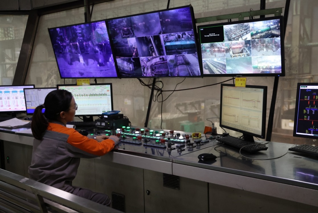 工作人員在馬中關(guān)丹產(chǎn)業(yè)園內(nèi)的聯(lián)合鋼鐵生產(chǎn)車間內(nèi)工作。（人民日?qǐng)?bào)記者楊一 攝）