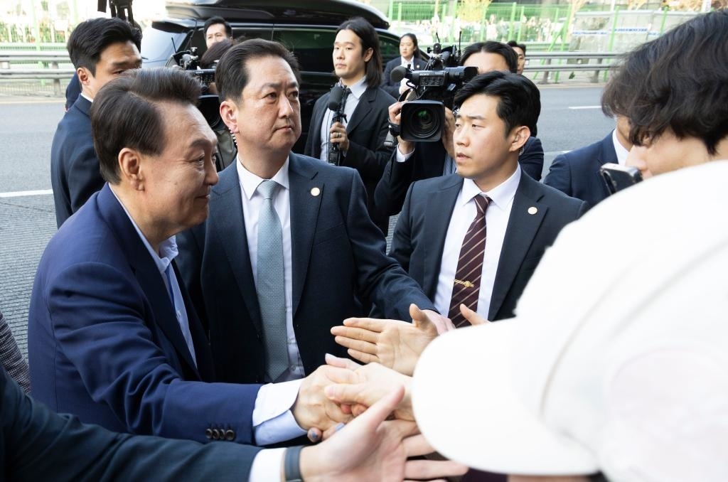 4月11日，韓國(guó)前總統(tǒng)尹錫悅（左一）在離開(kāi)首爾漢南洞官邸時(shí)與支持者握手。新華社發(fā)（全休相攝）