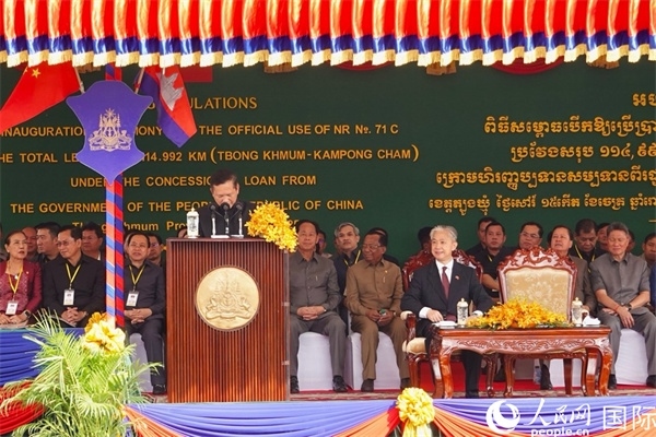 柬埔寨首相洪瑪奈在剪彩儀式上致辭。人民網(wǎng)記者 程是頡攝