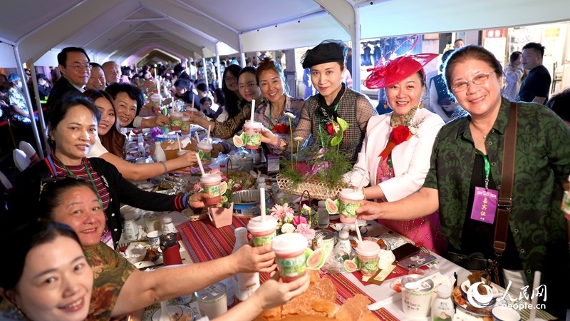 海外華僑在活動現(xiàn)場品嘗“家鄉(xiāng)味”。人民網(wǎng)記者 符武平攝