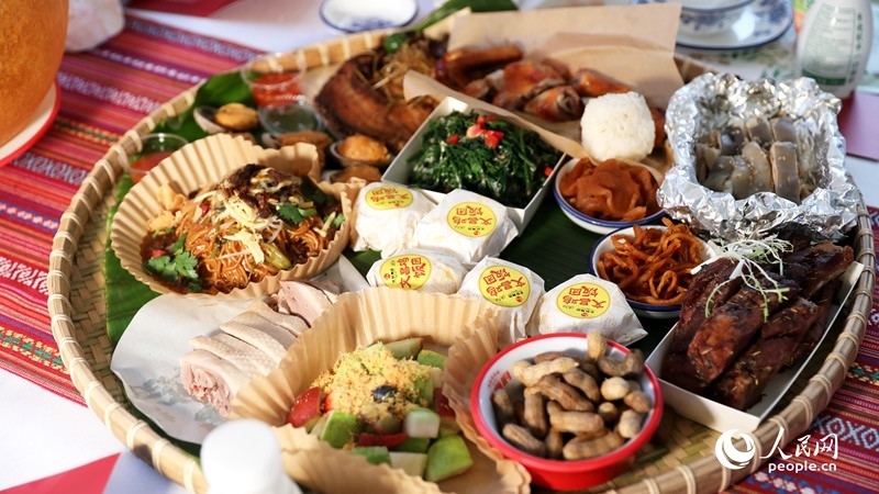 長桌宴上擺滿了海南特色佳肴。人民網(wǎng)記者 符武平攝