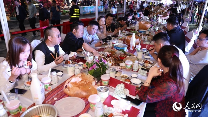 消博會嘉賓沉浸享用長桌宴。人民網(wǎng)記者 符武平攝