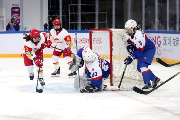 中國隊球員孔明會(左一)射門。圖片來源：中國冰球協(xié)會