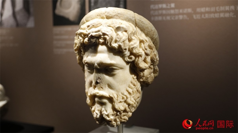 阿斯克勒庇俄斯大理石頭像。4月14日，來自希臘伊拉克利翁考古博物館的文物在故宮博物院展出。（人民網(wǎng) 張澤宇攝）