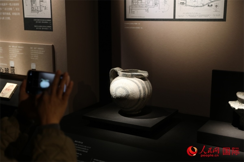 參觀者在拍攝。4月14日，來自希臘伊拉克利翁考古博物館的文物在故宮博物院展出。（人民網(wǎng) 張澤宇攝）