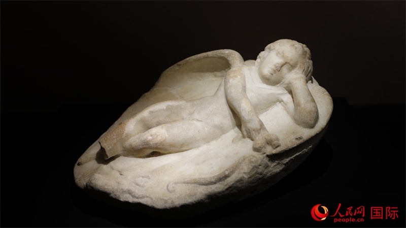 沉睡的厄洛斯大理石浮雕。4月14日，來自希臘伊拉克利翁考古博物館的文物在故宮博物院展出。（人民網(wǎng) 張澤宇攝）