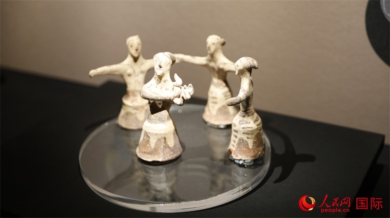 舞蹈者與音樂家雕塑群像。4月14日，來自希臘伊拉克利翁考古博物館的文物在故宮博物院展出。（人民網(wǎng) 張澤宇攝）