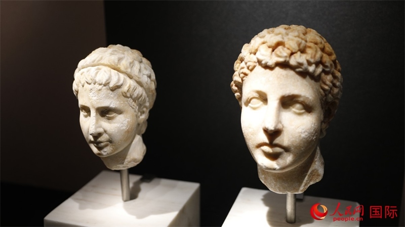 兄弟大理石頭像。4月14日，來自希臘伊拉克利翁考古博物館的文物在故宮博物院展出。（人民網(wǎng) 張澤宇攝）