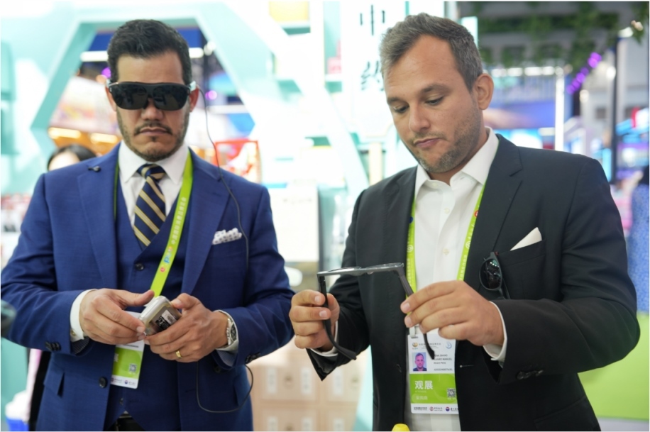 觀展嘉賓體驗科技消費新產(chǎn)品。中國國際消費品博覽會組委會網(wǎng)上新聞中心供圖