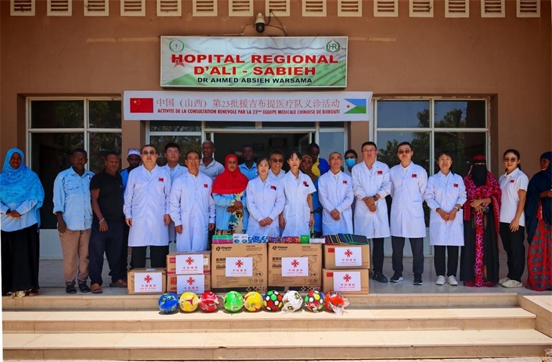 中國(guó)（山西）第23批援吉布提醫(yī)療隊(duì)在當(dāng)?shù)亻_(kāi)展義診，并捐贈(zèng)一批急需藥品。中國(guó)（山西）第23批援吉布提醫(yī)療隊(duì)供圖