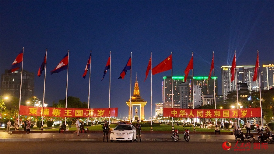 在習(xí)近平主席到訪柬埔寨前夕，人民網(wǎng)記者在柬埔寨首都金邊獨立紀(jì)念碑等地標(biāo)建筑附近看到，道路兩旁懸掛起中柬兩國國旗和“柬埔寨王國萬歲！”“中華人民共和國萬歲！”等中文歡迎橫幅。人民網(wǎng)記者 盛楚宜攝