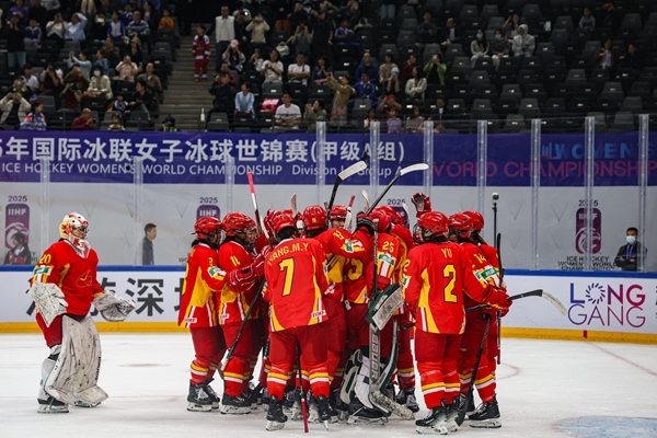 中國隊(duì)球員慶祝勝利。圖片來源：中國冰球協(xié)會(huì)