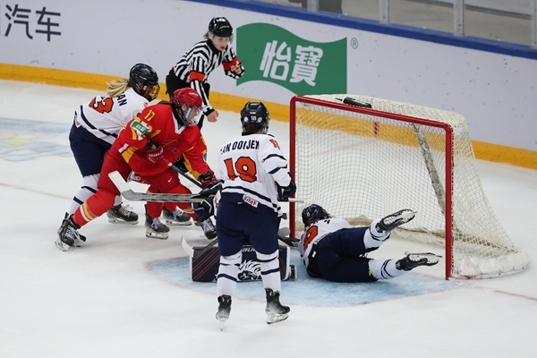 中國隊(duì)球員曲樂(左二)破門得分。圖片來源：中國冰球協(xié)會(huì) 此役中國隊(duì)首發(fā)陣容是詹佳慧、于柏巍、孔明會(huì)、趙啟男、曲樂、方新。比賽進(jìn)行至2分43秒，荷蘭隊(duì)率先取得進(jìn)球，1:0領(lǐng)先。失球后的中國隊(duì)打得更加積極主動(dòng)，多次獲得射門機(jī)會(huì)，但可惜沒有破門得分。 第二節(jié)39分34秒，中國隊(duì)曲樂在王佳欣和孔明會(huì)的助攻下破門，將比分扳平，這也是中國隊(duì)在本屆賽事中取得的首個(gè)進(jìn)球。 末節(jié)43分42秒，荷蘭隊(duì)球員勾人犯規(guī)，被判罰任意球。中國隊(duì)張夢瑩執(zhí)行并打進(jìn)，2:1反超比分。最后階段，荷蘭隊(duì)撤下守門員，場上6人進(jìn)攻但未能進(jìn)球。最終，中國隊(duì)以2:1逆轉(zhuǎn)戰(zhàn)勝對(duì)手，取得本屆世錦賽首場勝利。 在昨日進(jìn)行的另外兩場比賽中，奧地利隊(duì)3:2力克斯洛伐克隊(duì)，法國隊(duì)2:1戰(zhàn)勝丹麥隊(duì)。三輪比賽過后，奧地利隊(duì)三戰(zhàn)全勝領(lǐng)跑積分榜，斯洛伐克隊(duì)和法國隊(duì)2勝1負(fù)分列二、三位，丹麥隊(duì)和中國隊(duì)1勝2負(fù)排在四至五位，荷蘭隊(duì)三戰(zhàn)皆負(fù)積分墊底。