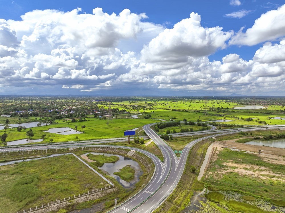 2024年9月25日在柬埔寨磅士卑省拍攝的金港高速公路（無(wú)人機(jī)照片）。連接柬埔寨首都金邊和最大深水海港西哈努克港的金港高速公路，是中柬共建“一帶一路”標(biāo)志性項(xiàng)目。