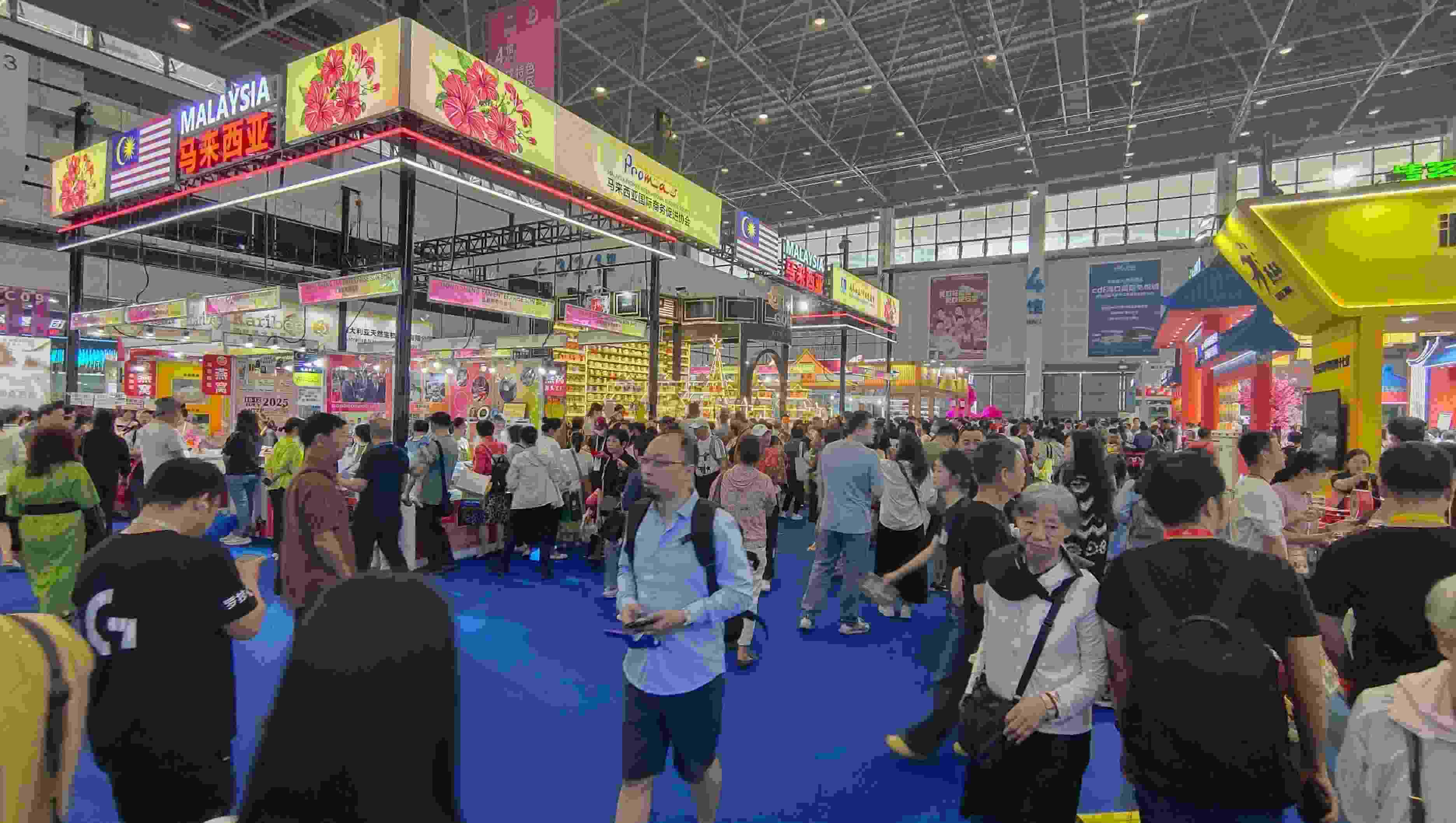 消博會(huì)迎來(lái)公眾開(kāi)放日，眾多市民、客商來(lái)到展館參觀、購(gòu)物。人民網(wǎng)記者 李彤?dāng)z