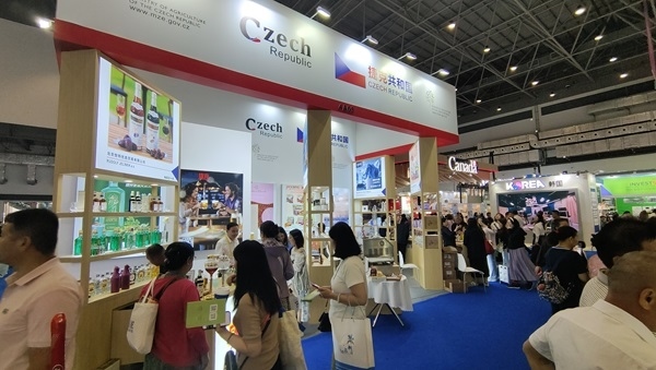 觀展者在各國(guó)展臺(tái)采購(gòu)、咨詢。人民網(wǎng)記者 李彤?dāng)z