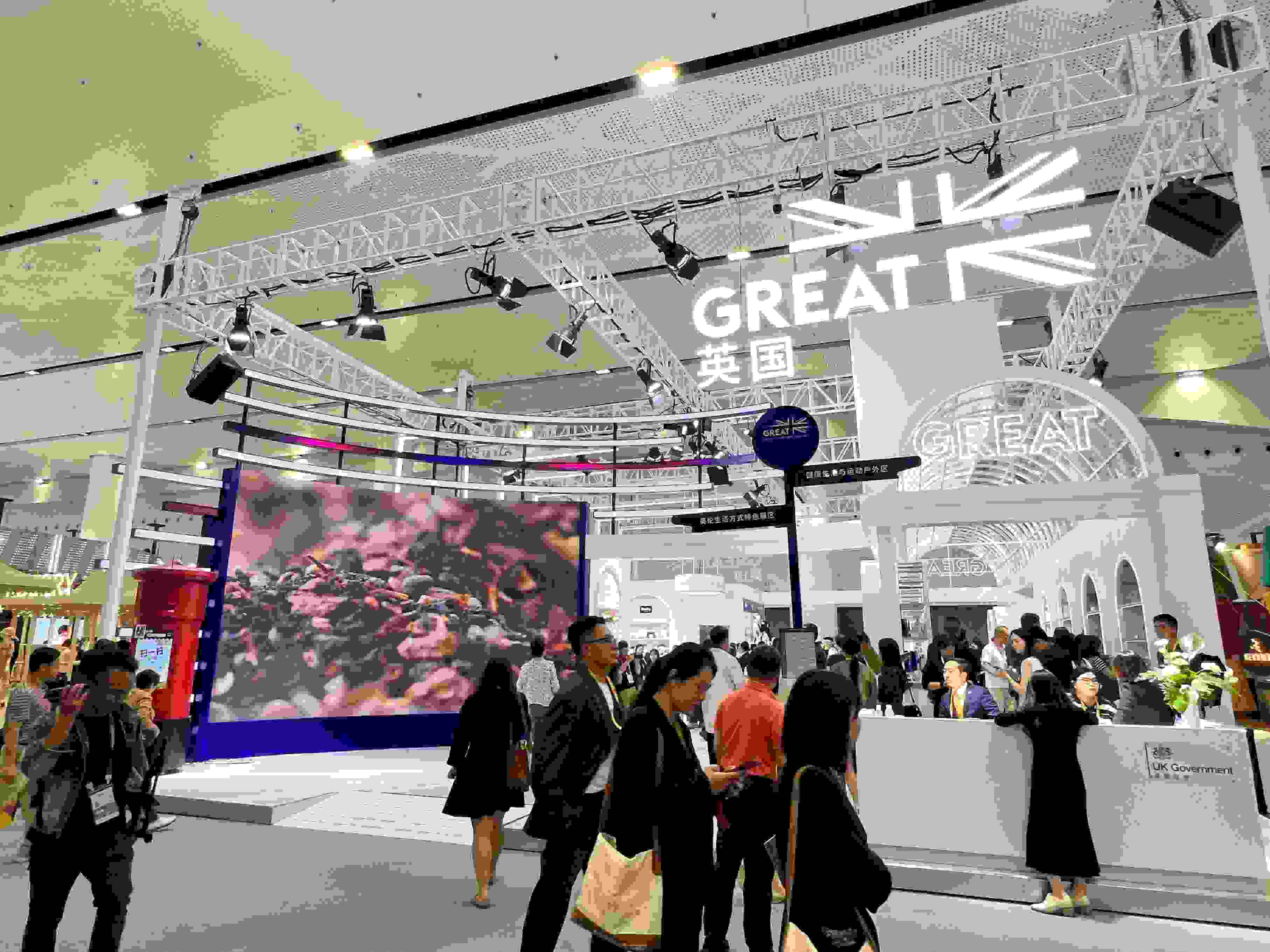 在消博會(huì)上，主賓國(guó)英國(guó)國(guó)家館開(kāi)館。人民網(wǎng)記者 趙瞳攝