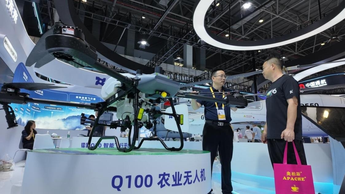 低空經(jīng)濟(jì)展區(qū)展出的農(nóng)業(yè)無(wú)人機(jī)裝備。人民網(wǎng) 歐陽(yáng)易佳攝