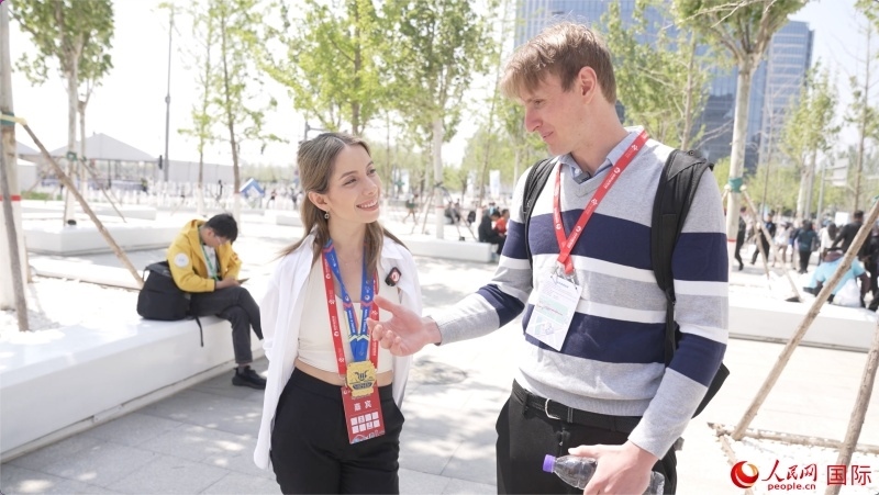 墨西哥的參賽選手阿蘭薩蘇?巴燕(左)與瑞士選手喬文韜。人民網(wǎng)記者 袁蒙攝