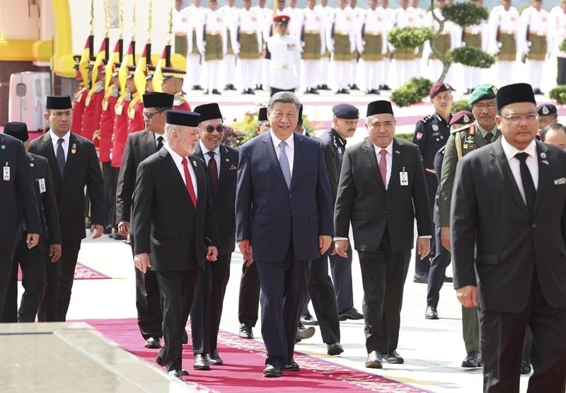 4月16日，馬來西亞最高元首易卜拉欣在馬來西亞國家王宮廣場為習近平主席舉行隆重歡迎儀式。