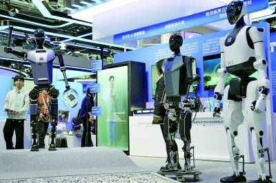 3月27日,在中關(guān)村展示中心常設(shè)展上,人形機(jī)器人“天工”向參觀者招手示意。新華社記者 鞠煥宗攝