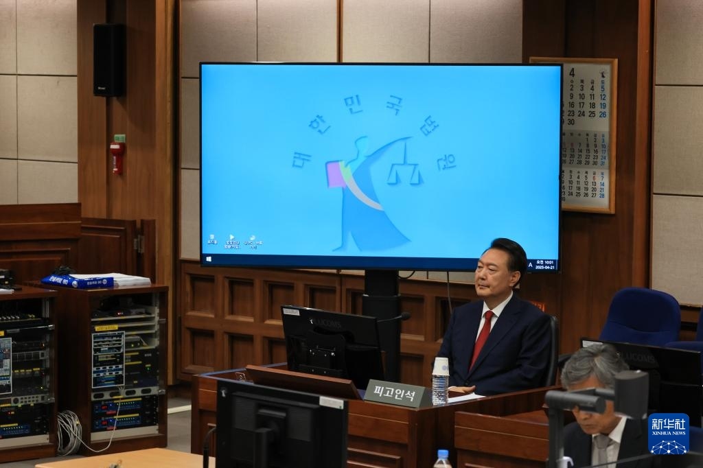 4月21日，尹錫悅在韓國(guó)首爾中央地方法院出席庭審。新華社/紐西斯通訊社