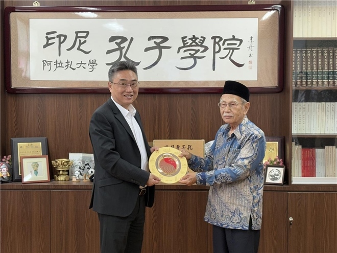 雙方交換禮物?；顒又鬓k方供圖