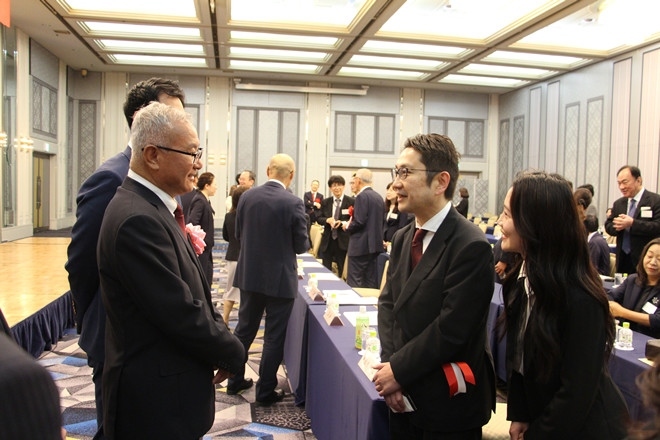 與會嘉賓熱切交流。中國駐福岡總領(lǐng)館供圖