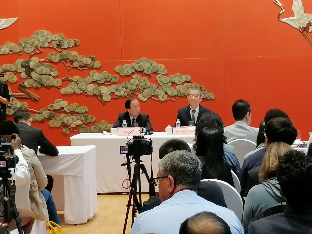 圖為21日舉行的“臨甲7號沙龍”，林毅夫（右一）在回答中外媒體記者的提問。 人民網(wǎng)記者 李瀟攝